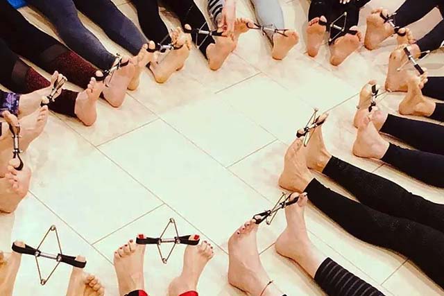 corrigiendo pies y dedos en pilates